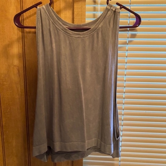 Tanks - Picture 1 of 2